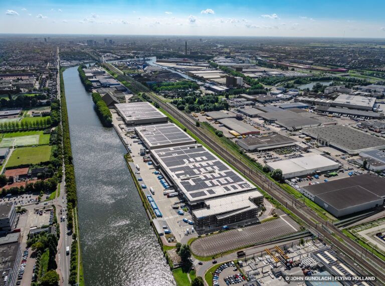 Sunrock en intospace® leveren het succesvolle zonne-energieproject op in Utrecht voor huurders Albert Heijn, Hema en Ampère