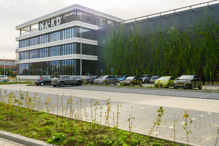 Intospace® delivers new innovative distribution centre for Swedish fashion brand NA-KD in Duiven and celebrates start of operations together